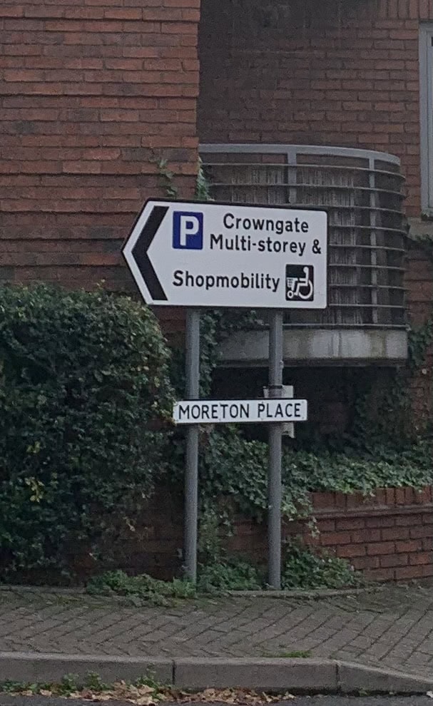 Directional sign for Crowngate Multi-storey Car Park and ShopMobility Worcester, arrow pointing left.β